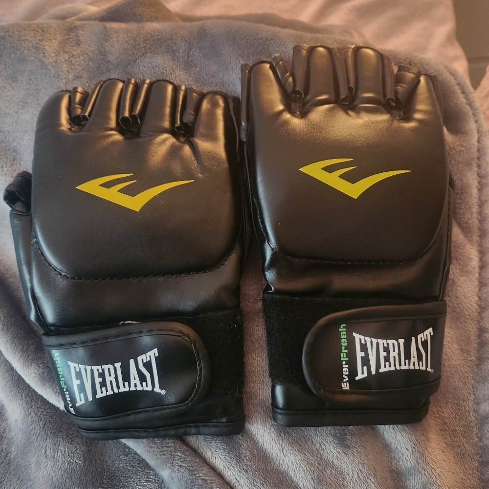 Everlast Black and Yellow Gloves
